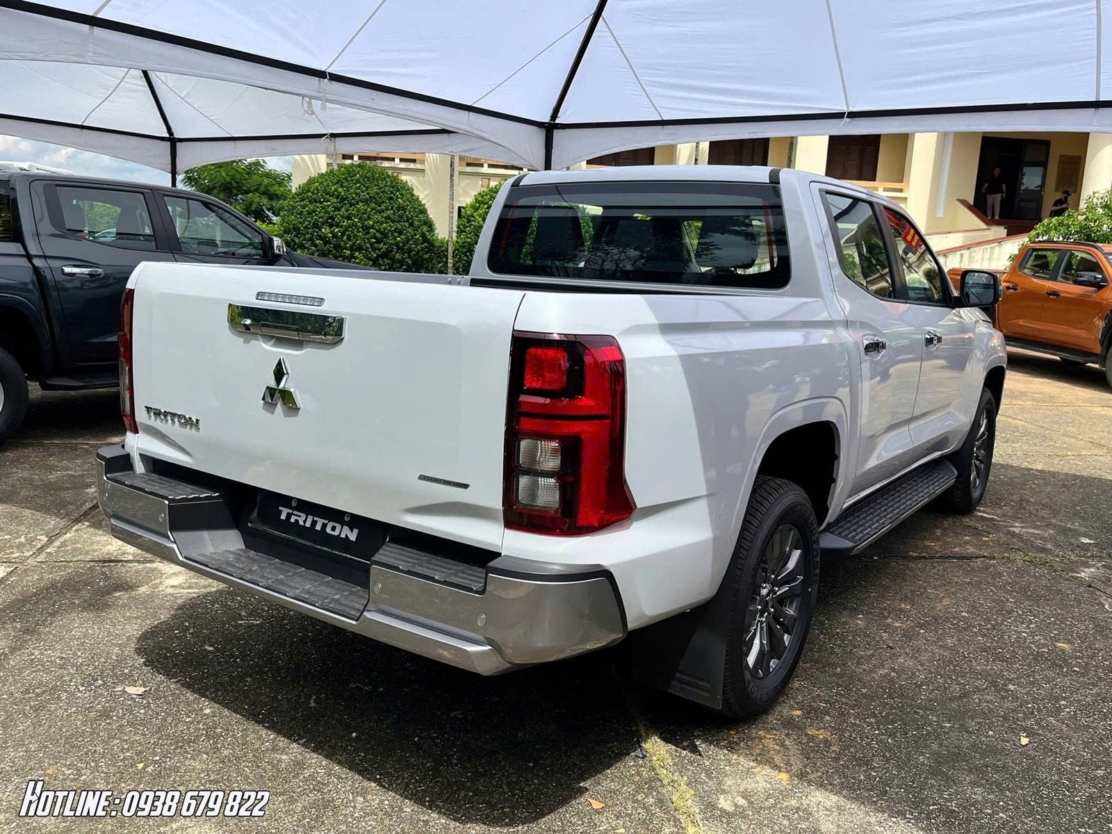 Mitsubishi Triton Premium màu trắng (bản 1 cầu 2025)